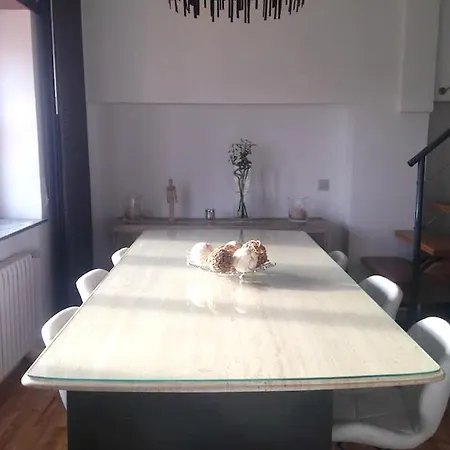 With 4 Bedrooms In With Wonderful City View And Wifi