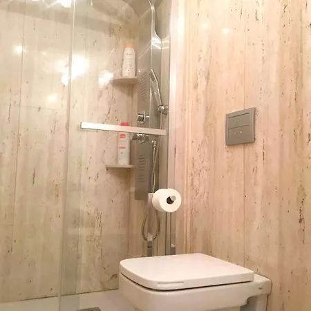 With 4 Bedrooms In With Wonderful City View And Wifi דירה *