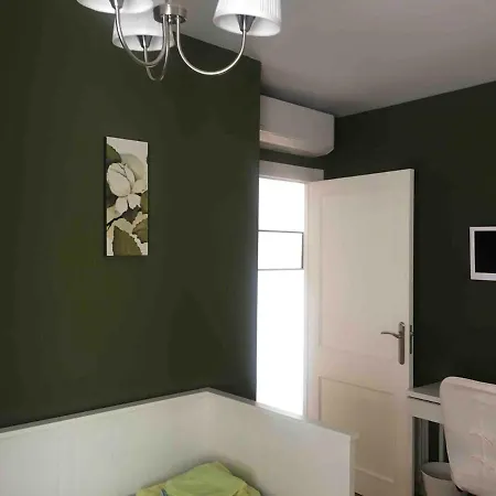 With 4 Bedrooms In With Wonderful City View And Wifi דירה