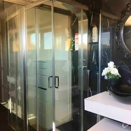 With 4 Bedrooms In With Wonderful City View And Wifi דירה