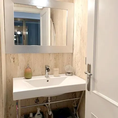 With 4 Bedrooms In With Wonderful City View And Wifi דירה