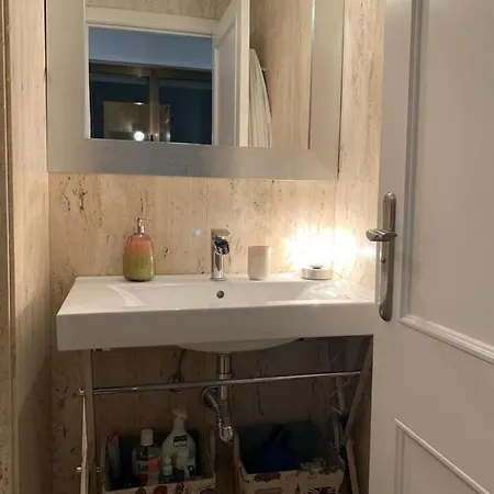 With 4 Bedrooms In With Wonderful City View And Wifi